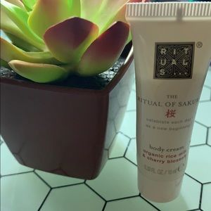 4/$20🌺The Ritual of Sakura Body Cream